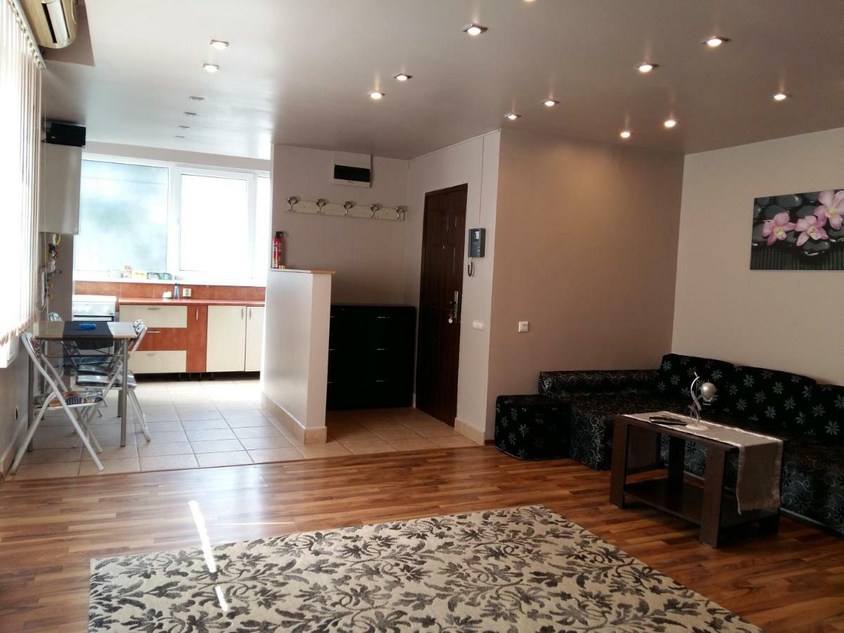 Apartament Laurentiu - Etaj.1 Boekarest Buitenkant foto