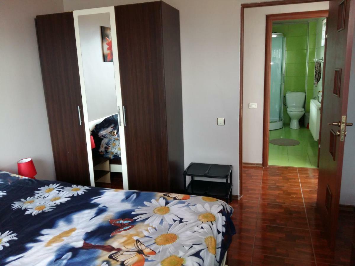 Apartament Laurentiu - Etaj.1 Boekarest Buitenkant foto